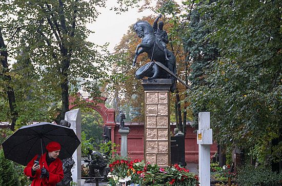 Памятник Юрия Лужкова на Новодевичьем кладбище Москвы. Фото из открытых источников